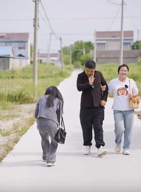 小李虎搞笑:美女,你的包掉了!呵呵呵!