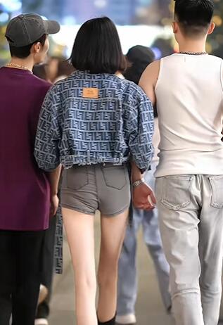 牛仔短裤黑靴大长腿#美时美刻美拍 街拍