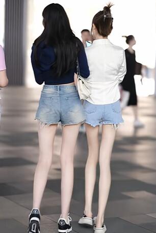 两位牛仔短裤小姐姐逛街