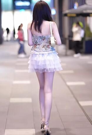 就这,见一个爱一个,难道是我的错