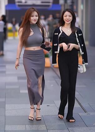 黑衣美女和漏肚脐装长裙美女