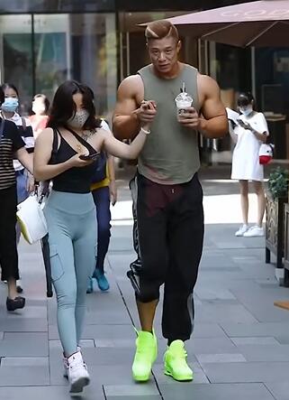 Ů����һ������Ľ���ɣ�С����ߵ��Ķ�����Ů����һ��