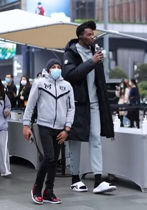 ���׶������Ӧ���Ҷ�ߵ�Ů����