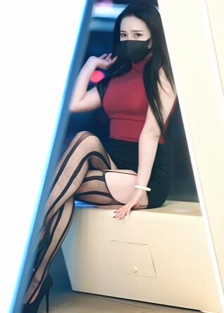 春天的风很大,黑丝吊带大美女