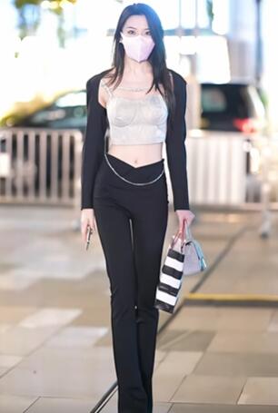 黑色长裤漏肚脐长腿美女