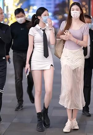 两位超短裤美女逛街