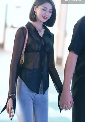 黑色透明上衣大美女