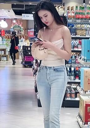 今日分享小姐姐这身你打几分? #紧身牛仔裤