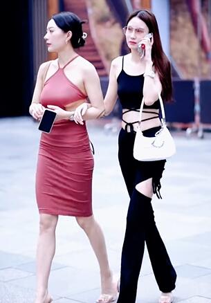 是你会选哪一个?#街拍 #大长腿 #完美身材