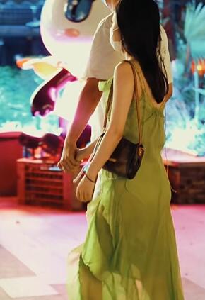 淡黄的长裙 #长腿女神 #性感穿搭 腿都蹲麻了