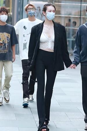 街拍时尚 #牛仔裤 #社会精神小伙时尚搭配