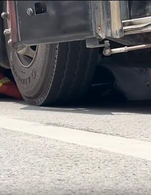 扬州一女子被卷入公交车底 15分钟后被消防员救出送医