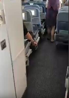网曝男子乘飞机偷拍空姐裙底被抓