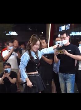 鱼闪闪路演翻唱《潇洒走一回》,90年代一首歌红遍大街小巷的歌