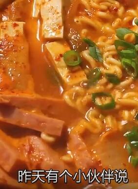 手里的泡面好香啊,荤素搭配,绝绝子