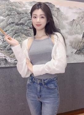 小姐姐「艺文」分享画画才艺,一幅山水国画画的很有水平