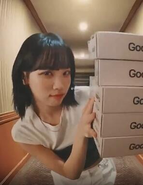 韩国女团披萨广告,不要只让嘴巴过瘾哦