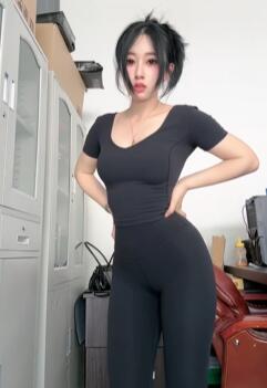 小高睡不醒性感黑色紧身瑜伽裤美女办公室直播