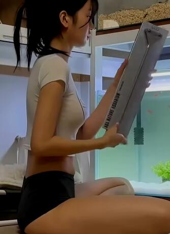 清纯小女生回家放松时刻,宽松衣服