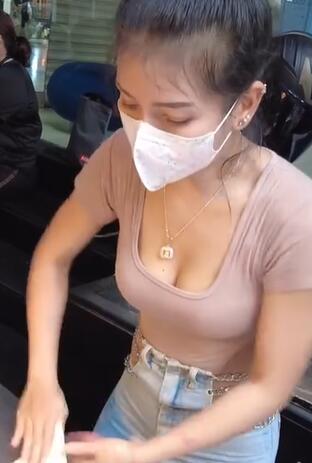 性感泰国女士为您制作香蕉煎饼 - 泰国街头美食