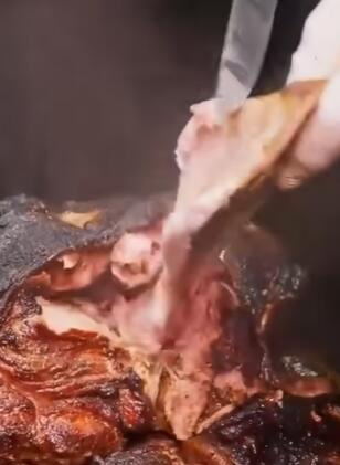 被誉为食肉天堂的德州烤肉,几个小时的烟熏火烤
