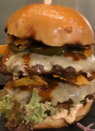 伦敦街头的牛肉汉堡!太实在了!