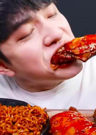 深渊巨口小哥 炸酱火鸡面&BBQ奥尔良鸡肉