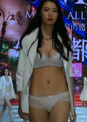 你们要的內衣秀来了