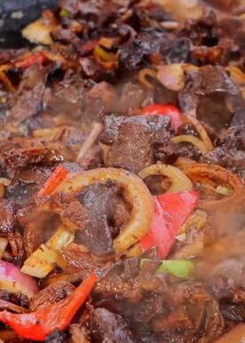 食叔拿来做“铁板牛杂”,天热围着锅吃