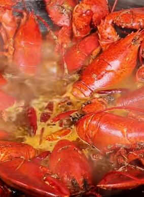 食叔请朋友吃龙虾,10只波龙一锅焖