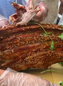 1100买头羊,2米宽的土窑烤全羊,农村小院6人围一桌