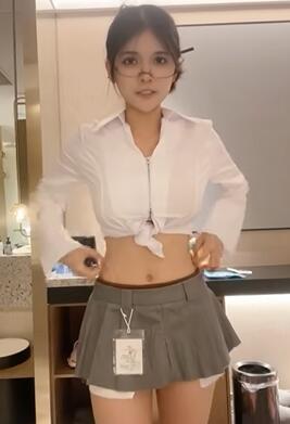 狗头罗莉直播換新衣服,直播間兄弟大喊鏡子會反射