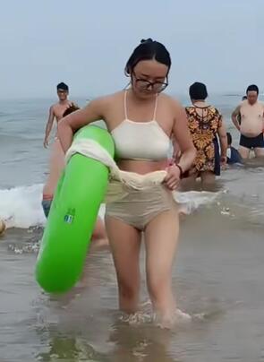 海边玩水的眼镜妹 沙滩比基尼美女