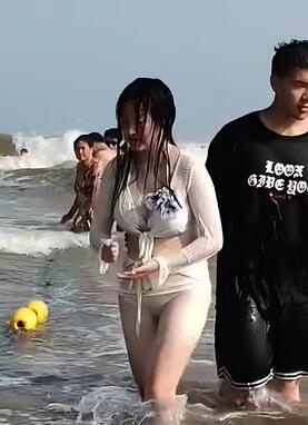 小情侣海边玩水啦