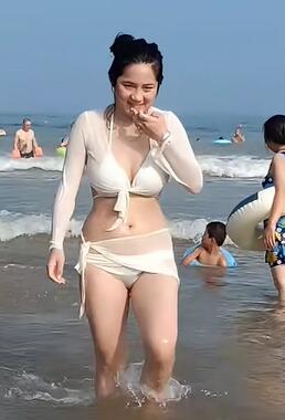 夏天的快乐就是去玩水 泳装小姐姐