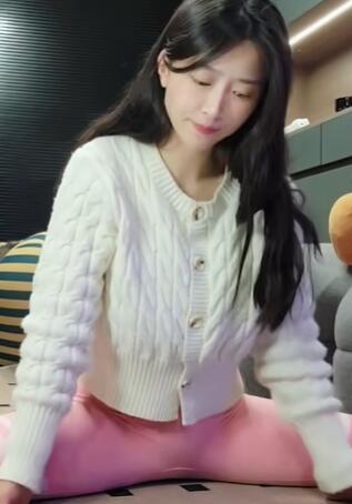 性感可爱紧身瑜伽裤美女室内直播