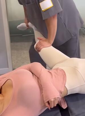 白袜瑜伽美女正骨按摩,疼到咬手手