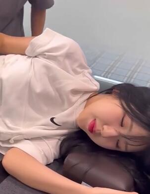 瑜伽短裤微胖女神穿着小白袜正骨按摩