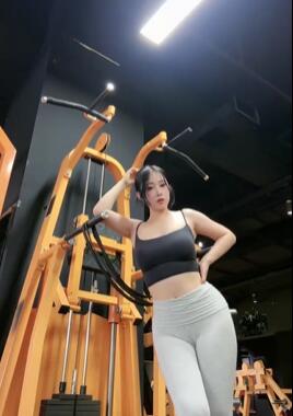 健身房紧身瑜伽裤美女健身直播