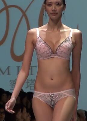 台湾省台北市内衣秀模特有点小