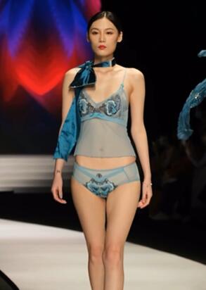 古典西域风情和现代科技风的内衣秀展会