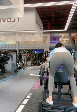 莫甘娜(播版)健身房性感紧身瑜伽裤美女健身直播