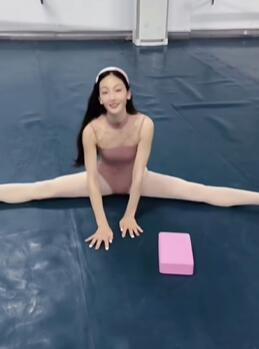 一字马不难,就需要这样那样练习一下就完成了