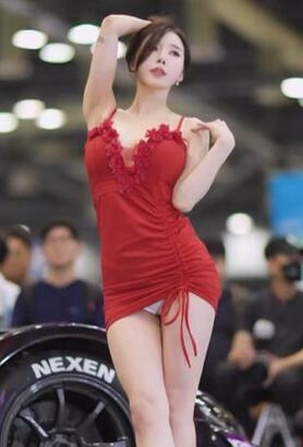 宋珠雅23汽车沙龙周,红裙子真好看嗯