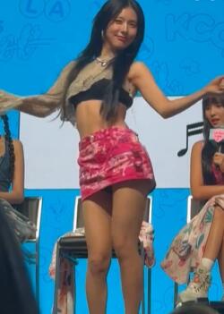 Miyeon粉色短裙 Queencard