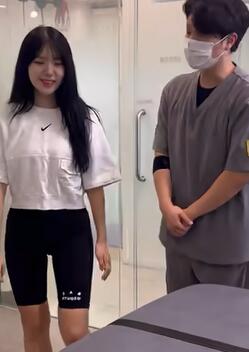 为金珍雅啦啦队长进行全身肌肉拉伸按摩治疗