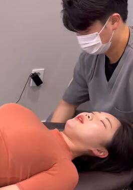 肩颈肌肉拉伸按摩治疗 240919