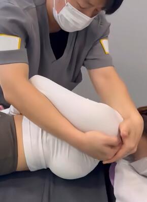 肩颈肌肉拉伸按摩治疗 241022