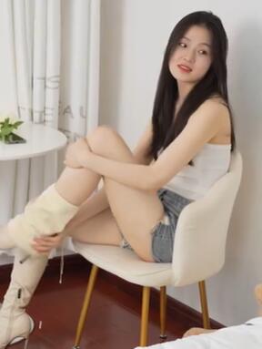 物恋传媒 超长白靴太难脱了