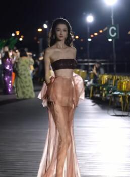 陈宝月,抹胸布不怕掉下来吗